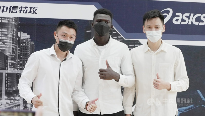 職籃聯盟T1 League新北中信特攻隊15日舉辦球員見面會,邀請「黃金世代」主控李學林(左起)率領新秀阿巴西、謝亞軒出席,暢談未來展望。(新北中信特攻隊提供)中央社記者黃巧雯傳真 110年9月15日