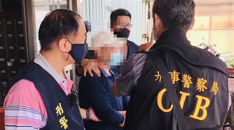 台南警方展開安平區清樓行動,赫然發現已潛逃12年、台灣治安史上最高額現金搶案涉案人黃江正(左2)就藏匿在安平區一棟公寓大樓中。警方表示,訊後將把黃江正解送歸案,且建議台南地檢署聲押。(台南市警局提供)中央社記者張榮祥台南傳真 110年9月15日