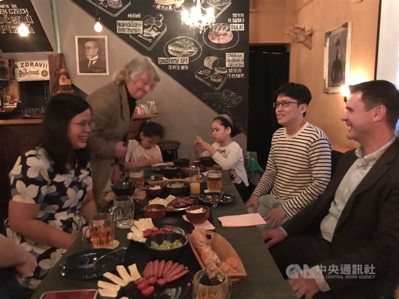 倫敦特派員陳韻聿(左)與主持人周永捷(右二),在六張犁的捷克餐廳Divadlo體驗到捷克飲食文化。 (周永捷提供)