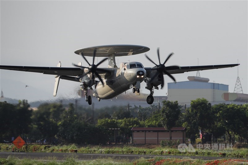 國軍漢光37號演習佳冬戰備跑道戰機起降15日清晨登場,圖為E-2K預警機在跑道完成整補作業後起飛。中央社記者王騰毅攝 110年9月15日