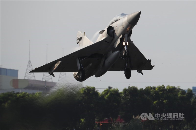 國軍漢光37號演習佳冬戰備跑道戰機起降15日清晨登場,圖為幻象2000戰機在跑道完成整補作業後迅速升空,順利完成起降演練。中央社記者王騰毅攝 110年9月15日