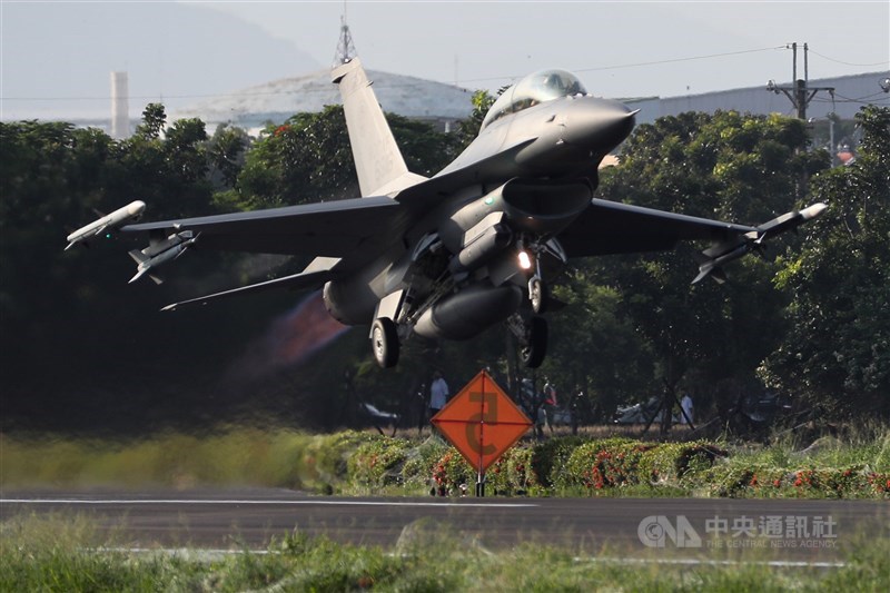 F-16V戰機佳冬戰備跑道起飛國軍漢光37號演習佳冬戰備跑道戰機起降15日清晨登場,圖為F-16V戰機在跑道完成整補作業後迅速升空,展現堅強戰力。中央社記者王騰毅攝 110年9月15日