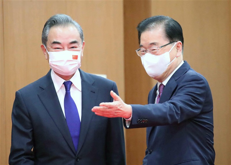 中國外交部長王毅(左)時隔約10個月再訪南韓,15日與南韓外長鄭義溶(右)舉行會談。(韓聯社)