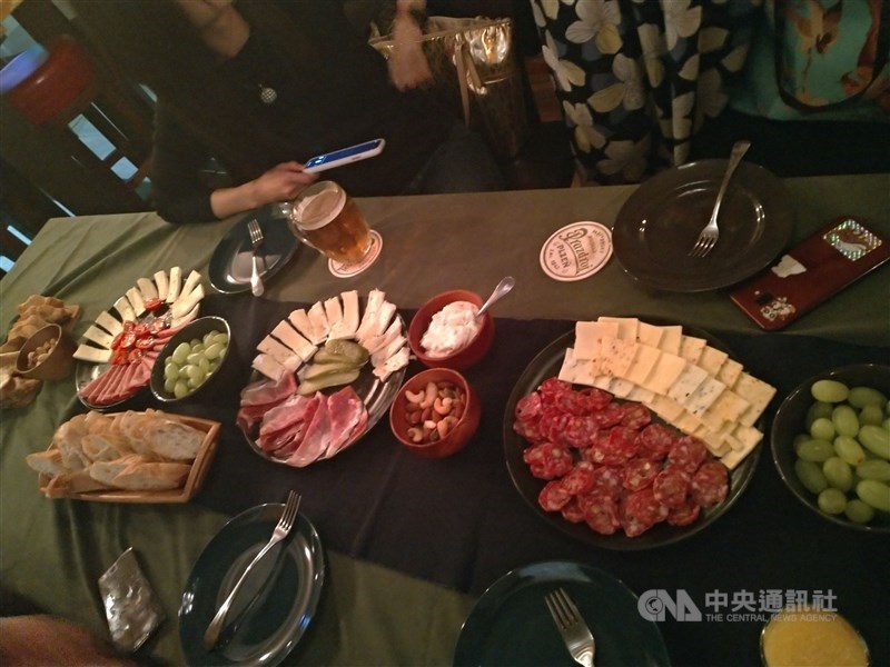 位於六張犁的捷克餐廳Divadlo中,能吃到捷克美食。(周永捷提供)