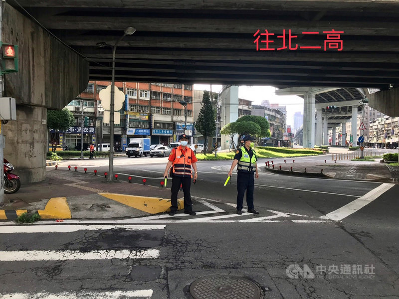 新北市政府警察局交通警察大隊16日發布新聞稿表示,中秋假期預估重要聯外道路與觀光遊憩景點可能湧現返鄉、出遊潮,國道將實施高乘載、匝道封閉及儀控管制等措施,各匝道都安排有警員及義交管制及疏導。(警方提供)中央社記者沈佩瑤傳真 110年9月16日
