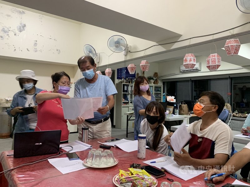 馬港社區發展協會舉辦「大廟小學堂」口述歷史訪談技巧培力工作坊,由文史工作者帶領民眾理解訪談技巧,居民也拿出資料熱烈討論地方過去歷史。 中央社記者邱筠攝 110年9月16日