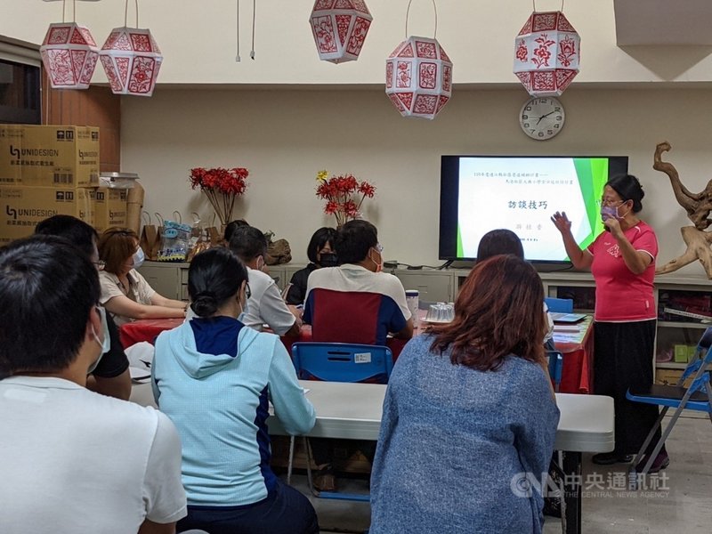 馬港社區發展協會舉辦「大廟小學堂」口述歷史訪談技巧培力工作坊,文史工作者游桂香從馬祖的訪談經驗舉例,增加生動親切感與在地應用程度,盼保留地方記憶。(馬港社協提供提供)中央社記者邱筠馬祖傳真 110年9月16日
