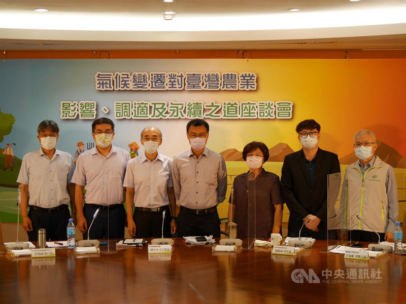 農委會表示,農業淨零專責辦公室9月底起將於全國展開20幾場座談會,規劃在明年農曆春節前確立氣候調適與淨零排放策略。中為農委會主委陳吉仲。(農委會提供)中央社記者楊淑閔傳真 110年9月16日