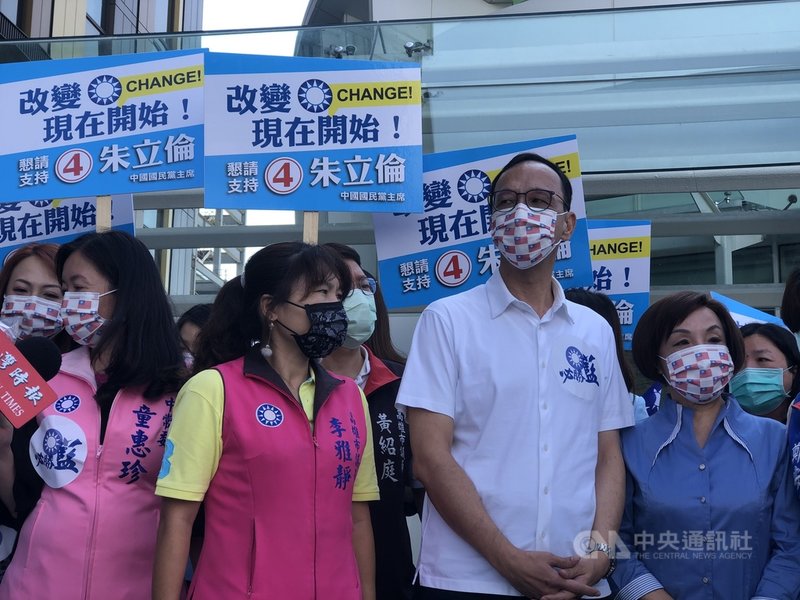 國民黨主席將於25日改選,候選人朱立倫(右2)16日南下高雄參加「國民黨員挺朱造勢大會師」,爭取地方支持。中央社記者侯文婷攝 110年9月16日