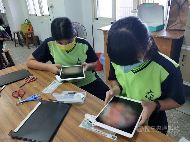 嘉義縣大埔國民中小學16日引進「微觀實驗、裝備實驗室」課程,只要拿著平板裝上顯微鏡頭,就能觀察物件的細微之處,讓學生個個充滿興趣。(大埔國民中小學校長林子欽提供)中央社記者蔡智明傳真 110年9月16日