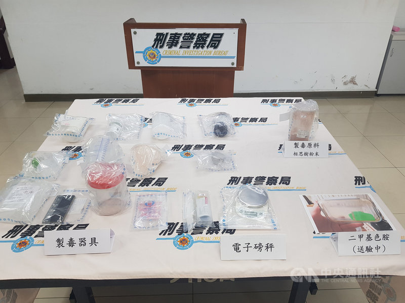 新竹一名韓姓男子自稱想體驗通靈感覺,上網自學製作南美巫師通靈祭典飲用的二甲基色胺毒品「相思湯」,南部打擊犯罪中心日前拘捕韓男送辦,並查扣相思樹皮粉末、有機溶劑、化學藥劑、PH值酸鹼計盤等證物。(刑事警察局南部打擊中心提供)中央社記者洪學廣傳真 110年9月16日