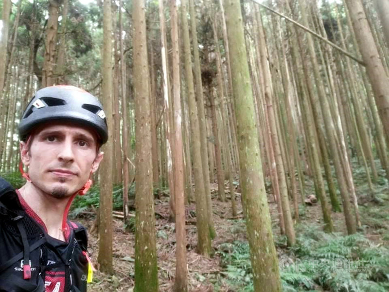 來自捷克的Petr Novotny(圖)發揮山林越野專長,自動加入搜救行列。圖為Petr Novotny協尋登高台山後失聯的越野騎士。(妻子Eva Lobo提供)