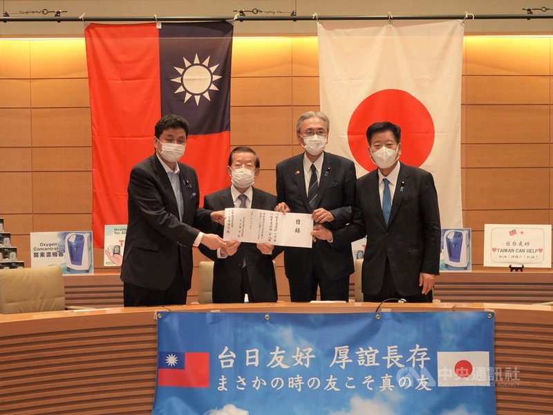 駐日代表謝長廷代表政府捐贈1萬台血氧儀及1008台製氧機,由「日華懇」會長古屋圭司(右2)、幹事長岸信夫(左1)及副會長衛藤晟一代表接受。中央社記者楊明珠東京攝 110年9月16日