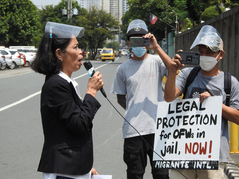 海外菲籍勞工聯盟「移工國際」16日偕同25名漁工家屬前往菲國外交部陳情。漁工家屬泣訴30多名菲律賓漁工因疫情受困中國沿岸已4個月,亟需當局協助他們返鄉。中央社記者陳妍君馬尼拉攝 110年9月16日