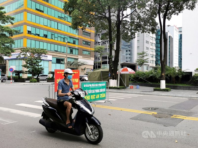 歷經兩個月防疫管制後,越南河內市可望逐步邁向「新常態」,讓低風險區民眾能自由往來。河內市一處用以查驗民眾外出文件的檢查站16日下午已停止運作。中央社記者陳家倫河內攝 110年9月16日