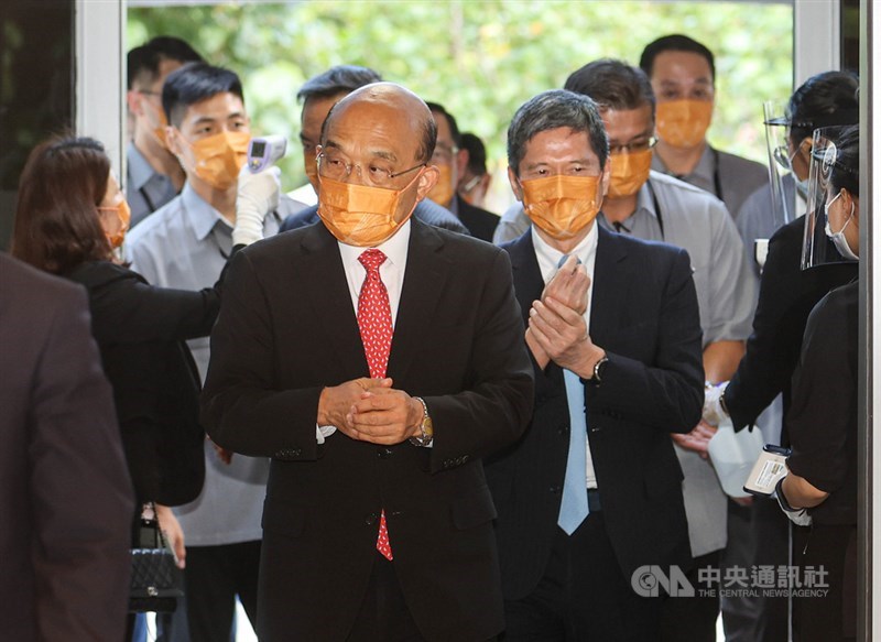 第40屆行政院文化獎16日舉行頒獎典禮,行政院長蘇貞昌(前左)、文化部長李永得(前右)出席。中央社記者鄭清元攝 110年9月16日