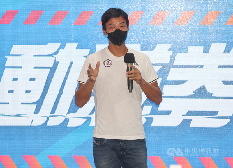 體育署16日下午舉行「振興加碼挺運動 動滋券出擊再現」發布記者會,邀請台灣網球一哥盧彥勳擔任動滋券2.0代言人,並分享若抽中將如何使用。中央社記者謝佳璋攝 110年9月16日