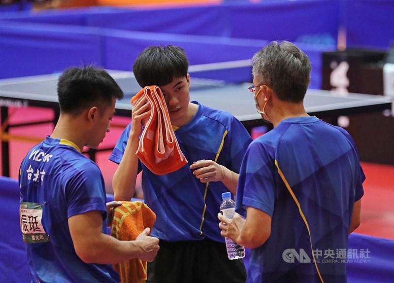 110年全國運動會16日在板橋體育館舉行桌球雙打賽程,男子組桌球好手林昀儒(中)、廖振珽(左)代表台北市出賽,兩人搭檔拿下本屆首金。林昀儒賽後透露,全運會結束後,他最想做的事就是放長假。中央社記者裴禛攝 110年9月16日