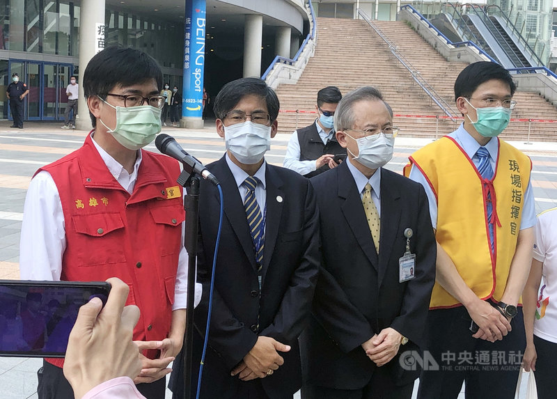 高雄市長陳其邁(左)16日上午到高雄巨蛋體育館疫苗施打站,參與「奈良美智特展」專場記者會,並在會後接受媒體聯訪。中央社記者侯文婷攝 110年9月16日
