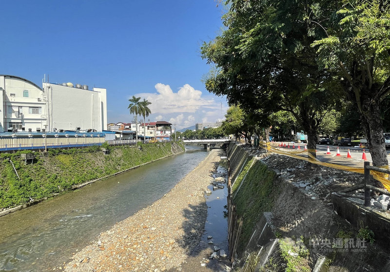 南投埔里鎮公所進行「枇杷城排水親水空間營造計畫」,透過護岸景觀化、人行道及停車空間改善等,盼重新拉近人與水的距離。(埔里鎮公所提供)中央社記者蕭博陽南投傳真 110年9月16日