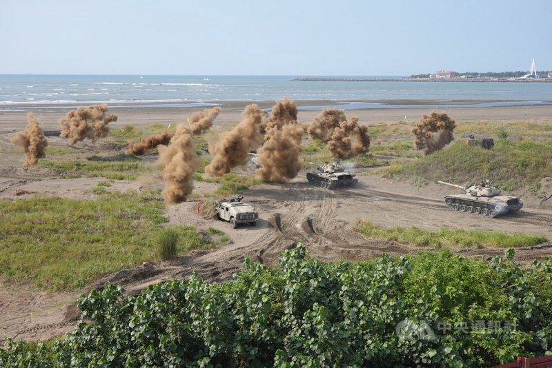 國軍漢光37號實兵實彈演練,第三作戰區灘岸守備16日下午在新北市八里區的海灘進行,雲豹甲車發射空包彈模擬強大火力,場面壯觀。中央社記者沈佩瑤攝 110年9月16日