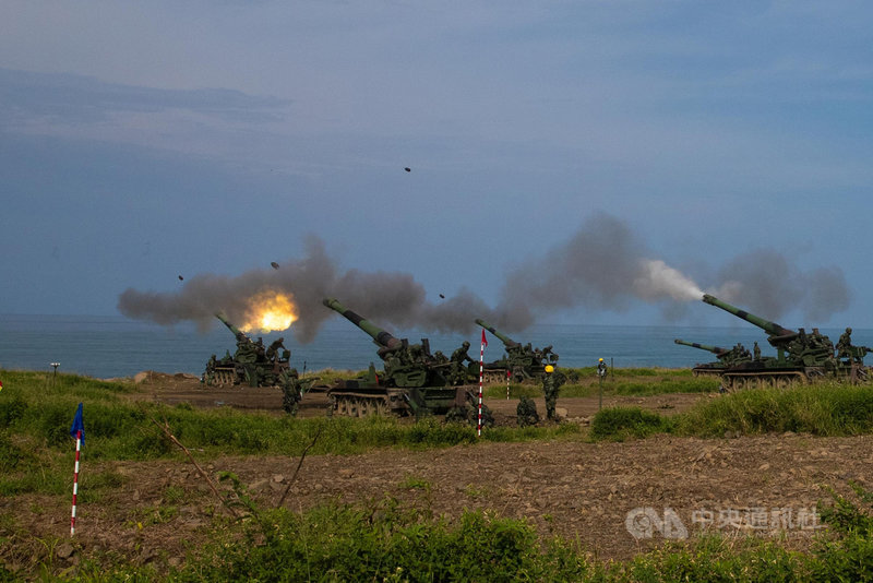 陸軍16日上午於屏東楓港地區實施反舟波登陸演練,多輛M110A2自走砲車接獲射擊指令後對目標實施攻擊,場面震撼。中央社記者游凱翔攝 110年9月16日