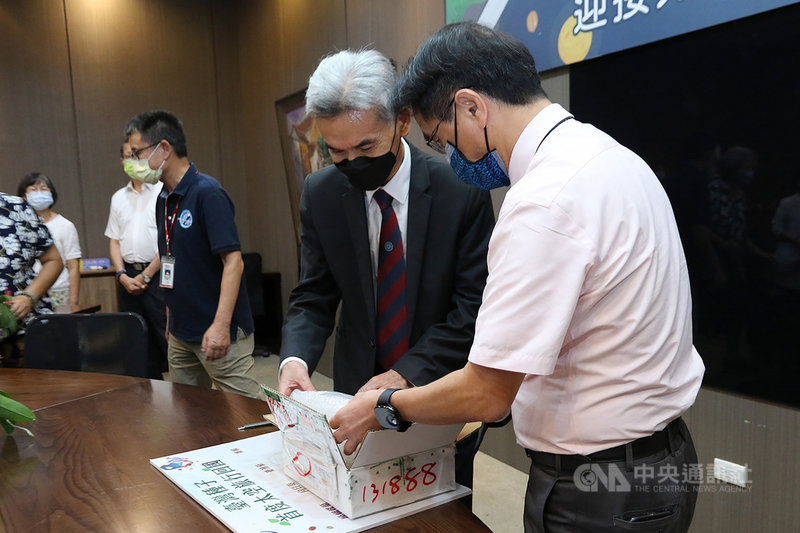 台灣選定4種植物種子參與「亞洲種子送上太空計畫」,這批種子結束旅程後16日運回中興大學,由興大校長薛富盛(右2)與國家實驗研究院國家太空中心主任吳宗信(右)共同開箱。(中興大學提供)中央社記者趙麗妍傳真 110年9月16日
