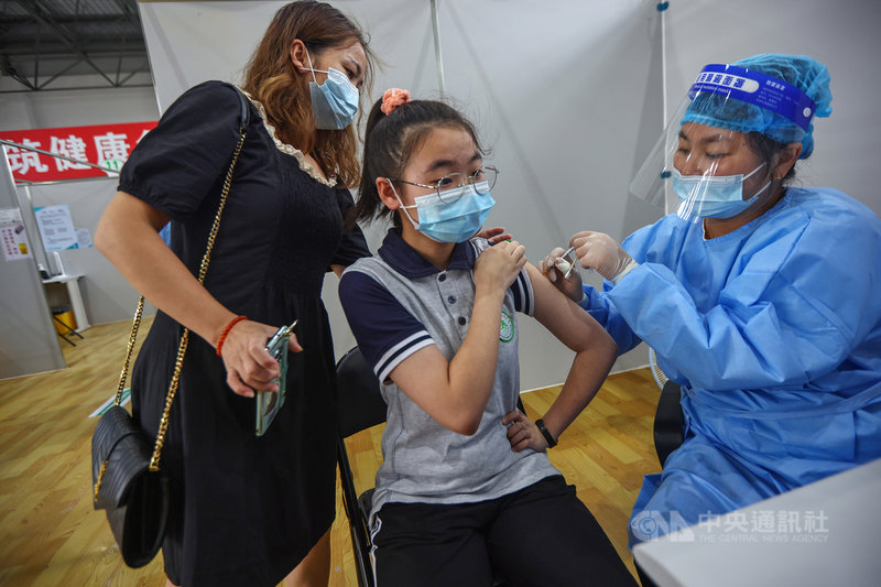 中國疾控中心專家16日表示,應考慮將12歲以下族群納入COVID-19疫苗接種考慮範圍。圖為南京一處疫苗接種點8月間為12至17歲人員施打COVID-19疫苗。(中新社提供)中央社 110年9月16日
