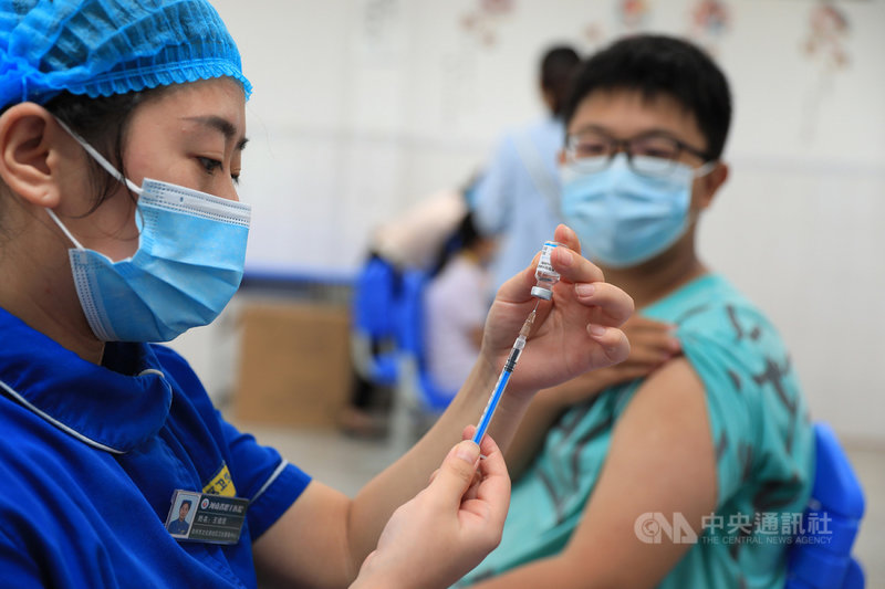 中國完整接種COVID-19疫苗已突破10億人。河南省16日率先宣布,將對已接種兩劑滿6個月的重點人群追加第3劑。圖為8月,河南鄭州進行未成年人疫苗接種。(中新社提供)中央社 110年9月16日