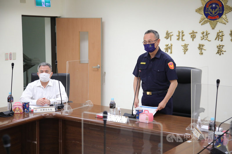 新北市警局16日表示,警政署長陳家欽(右)訪視時特別提到,新竹竹東警分局發生陣頭團體舞獅擺陣誣蔑公署案,也是挑戰公權力行為,竹縣警局已將相關滋事者依侮辱公署罪嫌移送;刑警局也派員支援全力追查,必要揪出幕後指使者嚴辦。(警方提供)中央社記者黃旭昇新北市傳真 110年9月16日