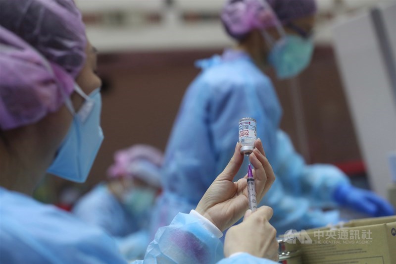 行政院長蘇貞昌16日在行政院會表示，17日將有政府自行採購108萬劑的莫德納和64萬劑的AZ疫苗運抵台灣。圖為接種站醫護為民眾施打莫德納疫苗。（中央社檔案照片）