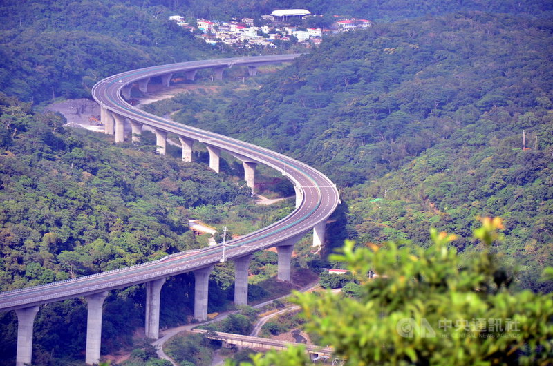 南迴改「安朔草埔」段路廊環境險峻,考量原有道路設計標準偏低、道路線型不佳、縱坡起伏大及路寬不足等限制,改以新建橋梁及隧道方式截彎取直進行改善,為南台灣近年最具工程規模、技術指標及施工艱鉅之公路建設。獲得亞澳道路工程協會最佳工程獎項第一名。(檔案照片)中央社記者盧太城台東攝 110年9月16日