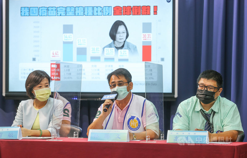 國民黨16日舉行「為300萬莫德納孤兒請命 蔡政府不該再消極」記者會,新北市計程車客運商業同業公會理事長林勝文(中)出席說明等待第2劑莫德納疫苗的心聲。圖左為國民黨文傳會主委王育敏。中央社記者謝佳璋攝 110年9月16日