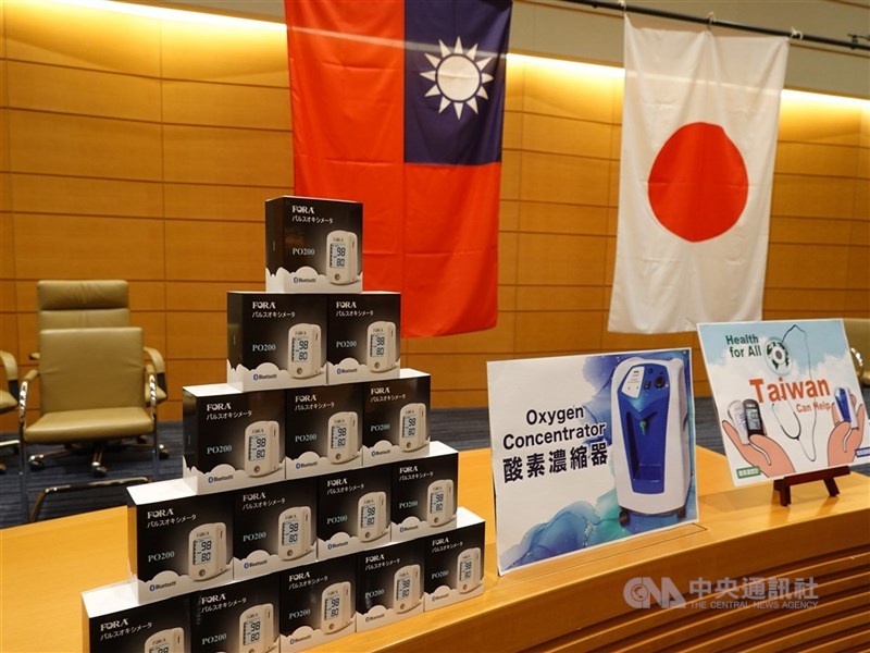為感謝日本多次對台援贈疫苗,駐日代表謝長廷16日代表台灣政府捐贈日本醫療物資。中央社記者楊明珠東京攝 110年9月16日