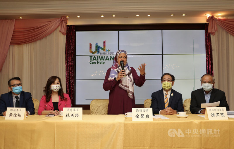加拿大自由黨聯邦眾議員札希德(Salma Zahid,中)15日出席多倫多僑界支持台灣加入聯合國記者會。(黃乃文提供)中央社記者胡玉立多倫多傳真 110年9月16日