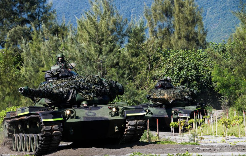國軍漢光37號實兵實彈演練,花蓮戰車營16日於花蓮北埔海灘進行反擊作戰操演。(軍聞社提供)中央社記者游凱翔傳真 110年9月16日