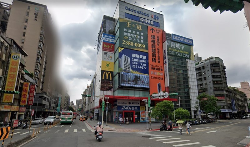 位於台北市萬華區的家樂福桂林店16日公告提前打烊清消,衛生局表示,此店有確診者於非可傳染期間到訪。(圖取自Google地圖網頁google.com/maps)