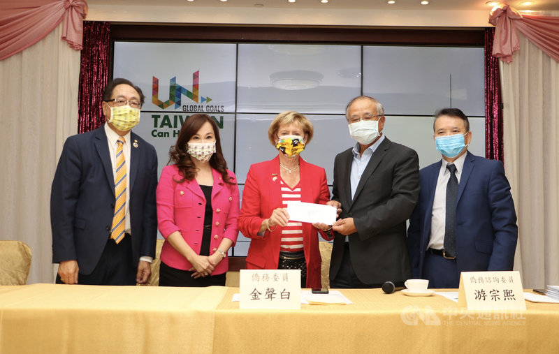 加拿大多倫多僑界支持台灣加入聯合國,加台國會友好協會會長、自由黨聯邦眾議員史葛洛(Judy Sgro)(中)15日出席記者會接下共同聲明。(黃乃文提供)中央社記者胡玉立多倫多傳真 110年9月16日