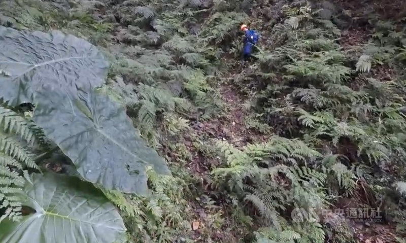 桃園市祈姓男子11日騎越野機車上尖石鄉高台山,卻留下機車後失聯,警、消、民間團體和重機界車友都加入搜尋行列,但仍無蹤跡,親友集資新台幣50多萬元懸賞,盼能盡快找到人。(新竹縣消防局提供)中央社記者郭宣彣傳真 110年9月16日