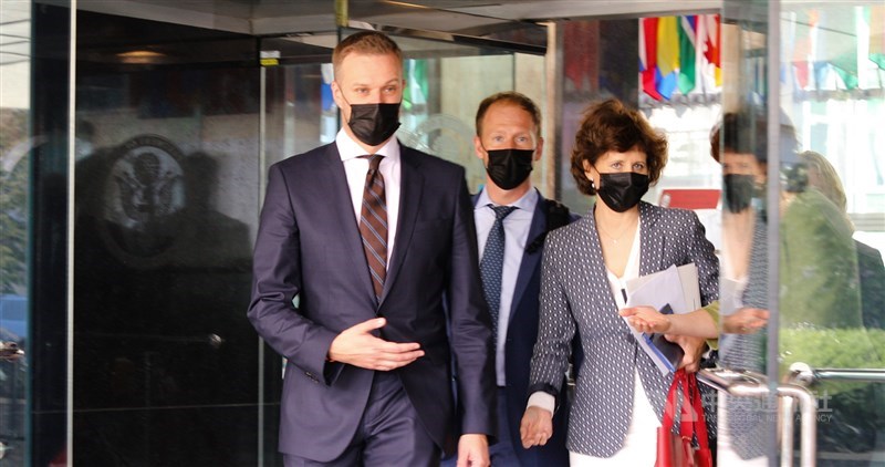 立陶宛外長藍斯柏吉斯(左)15日與美國國務卿布林肯進行約1小時會面後,步出國務院大樓。中央社記者徐薇婷華盛頓攝 110年9月16日