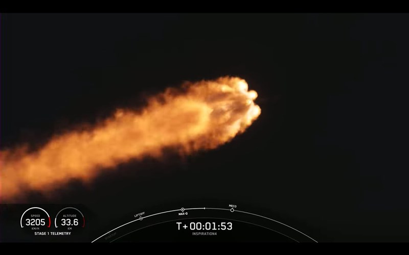 美國太空探索科技公司一枚搭載4名平民的火箭15日晚間升空遠離地球時,一個巨大的火球點亮天空。(圖取自SpaceX YouTube頻道網頁youtube.com)