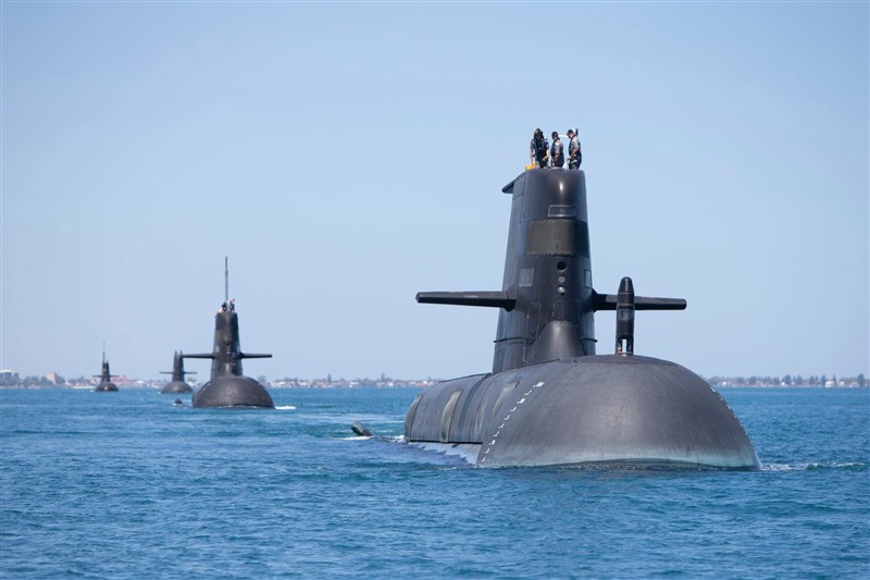 澳洲突然取消與法國的巨額潛艦交易,將轉而與美國合作打造核動力潛艦艦隊,法國痛批澳洲背信忘義。圖為澳洲海軍柯林斯級艦隊。(圖取自facebook.com/RoyalAustralianNavy)