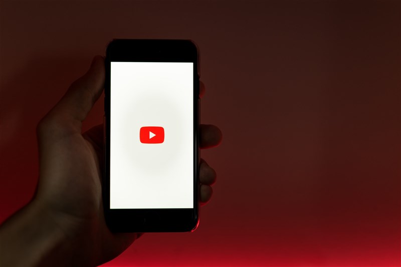 YouTube提供個人化推薦內容時,會參考超過800億筆稱為信號的資訊,並動態調整推薦機制。(圖取自Unsplash圖庫)