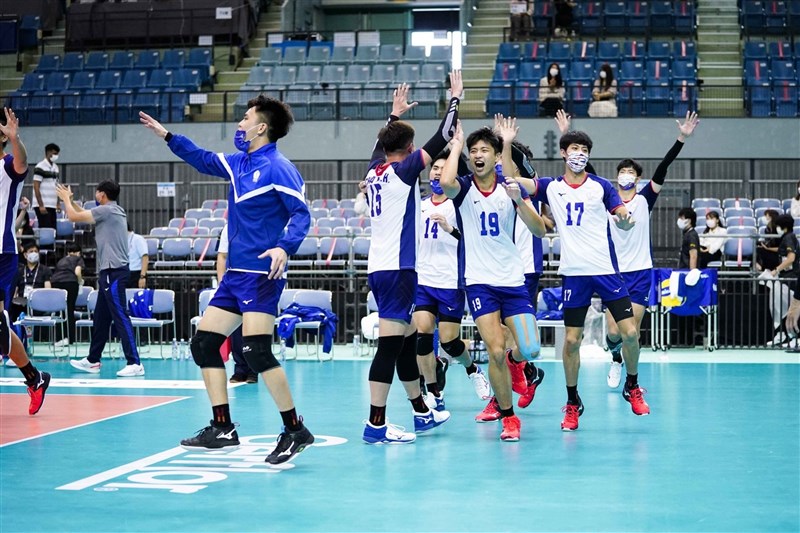 台灣男排代表隊16日在2021亞洲男子排球錦標賽複賽,以3比1再挫巴基斯坦,這是台灣相隔24年後再次闖進亞洲男排4強。(圖取自facebook.com/AsianVolleyballConfederation)