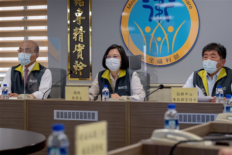 台灣自購108萬劑莫德納疫苗17日抵台，總統府發言人張惇涵說，就他了解，指揮中心，可說是「天天寫信、週週視訊會議」在催貨。（圖取自facebook.com/changtunhan.tw）