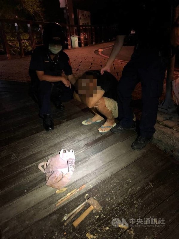 台北市北投警分局16日表示,60歲陳姓男子趁深夜闖入北投石自然保留區內撿拾、破壞石塊,聲響過大,路過民眾發現報警,警方到場逮人送辦。(警方提供)中央社記者劉建邦傳真 110年9月16日