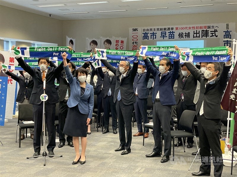 日本執政黨自由民主黨總裁選舉17日公告,選戰正式起跑,參選的前總務大臣高市早苗(著裙裝高舉右手者)舉辦參選出陣式,90幾名國會議員助陣。中央社記者楊明珠東京攝 110年9月17日
