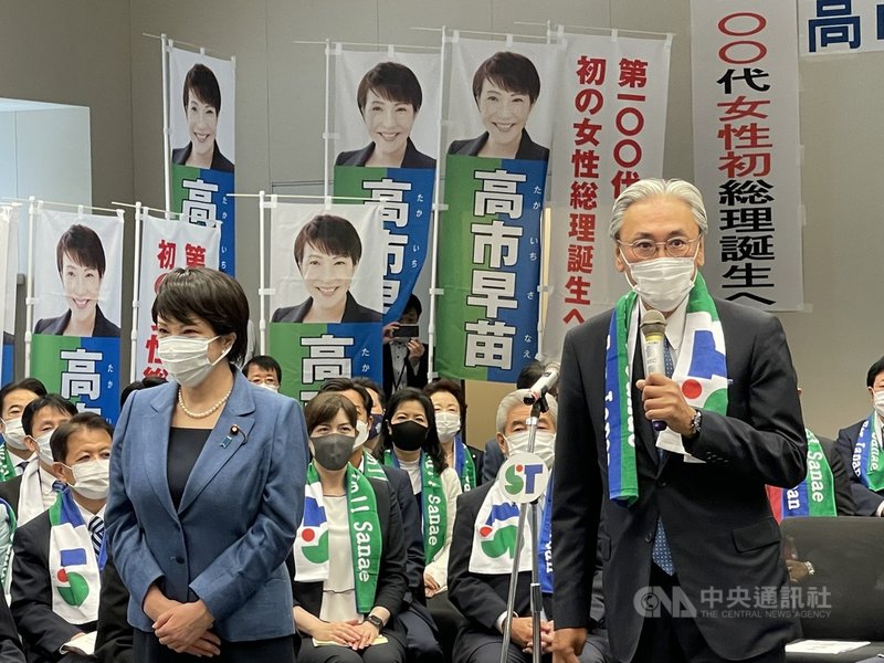 日本執政黨自由民主黨總裁選舉17日公告,選戰正式起跑,參選的前總務大臣高市早苗(左)與高市的選舉對策本部長、眾議員古屋圭司展開造勢會。中央社記者楊明珠東京攝 110年9月17日