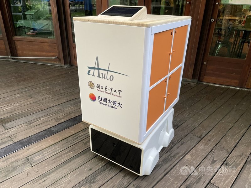 台灣大哥大宣布,與新創公司艾歐圖iAuto、台灣大學打造的無人送餐車,在台北花博公園新生園區正式上線服役。(台灣大提供)中央社記者江明晏傳真 110年9月17日
