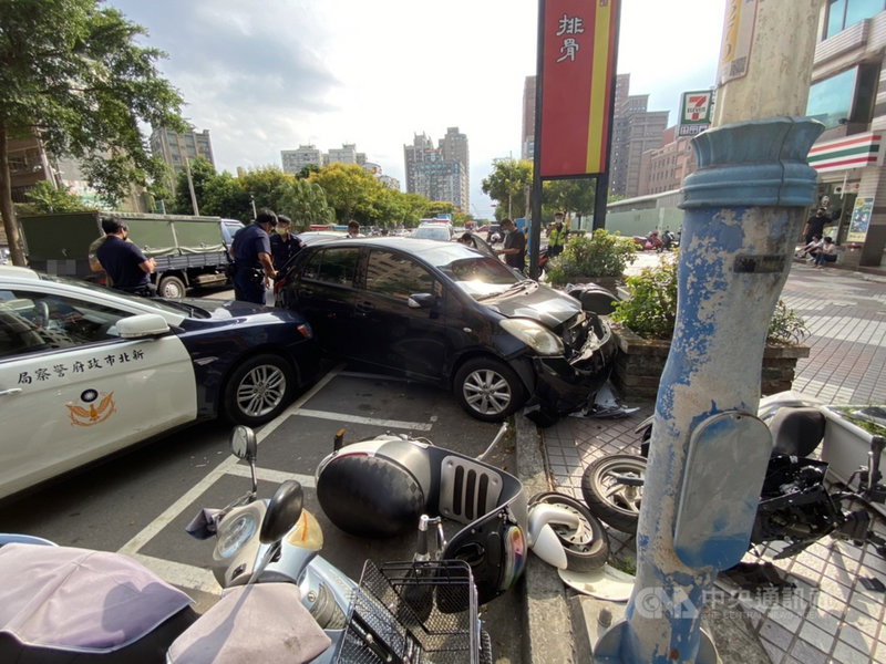 42歲吳姓男子屢屢犯下竊案,經士林地檢署通知卻未到案,警方前往拘提時,吳嫌開車企圖逃逸,撞毀路邊5輛機車。(民眾提供)中央社記者沈佩瑤傳真 110年9月17日